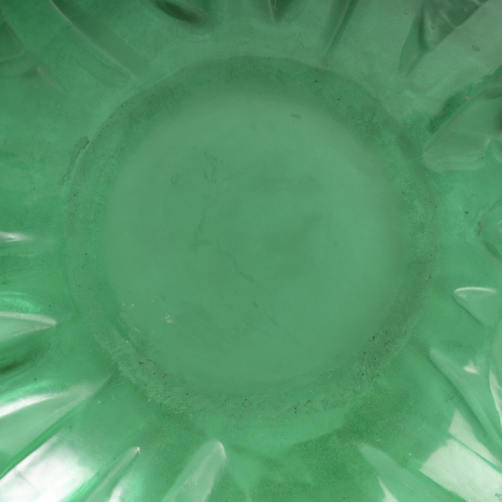 René LALIQUE -1929, Vase « Milan ». Epreuve en verre teinté vert 8