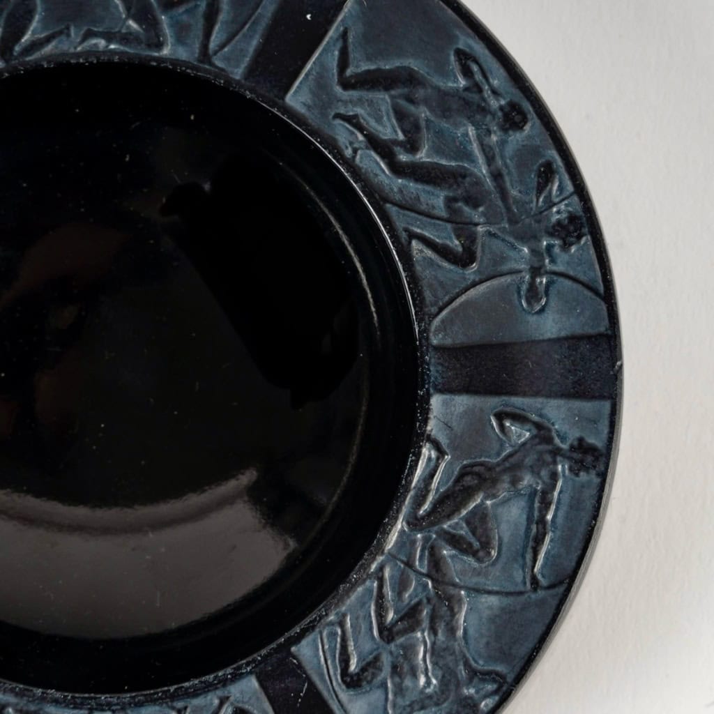1922 René Lalique – Cendrier Archers Verre Noir Patiné Blanc 7