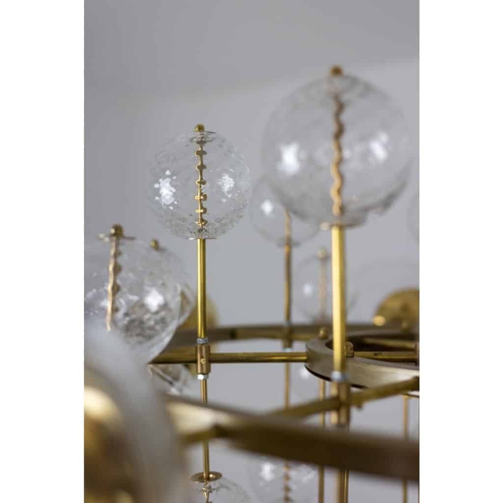 Grand lustre en laiton doré et boules décoratives. Années 1970. LS62621809P 11