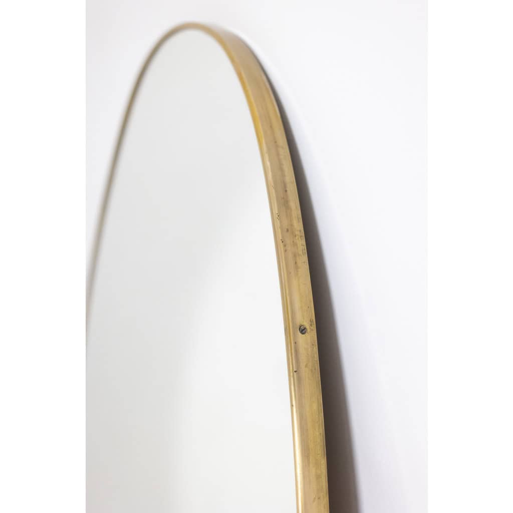 Miroir de forme ovale serti d’une baguette de laiton doré. Années 1970. LS6260509U 5