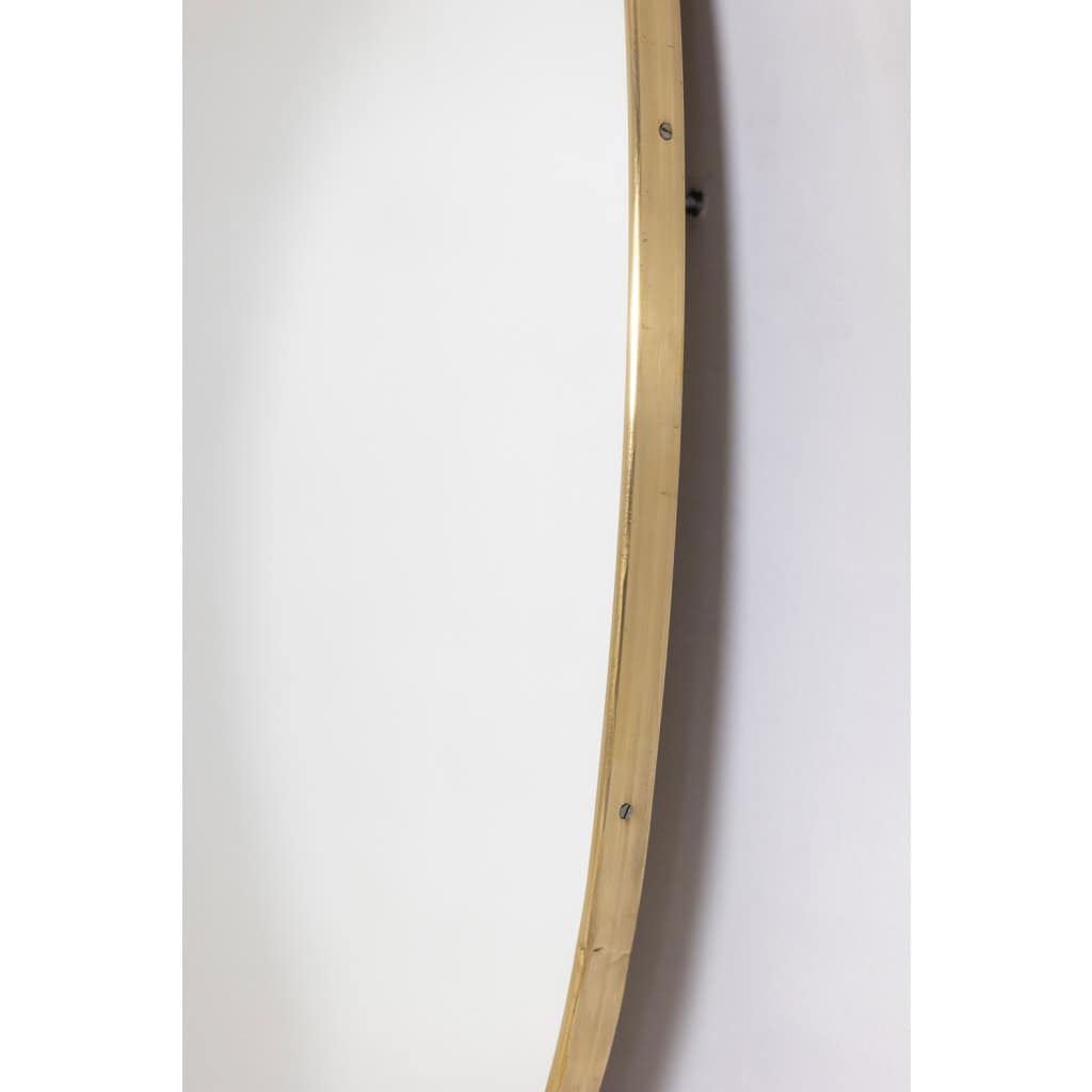 Miroir de forme ovale serti d’une baguette de laiton doré. Années 1970. LS6260509U 6