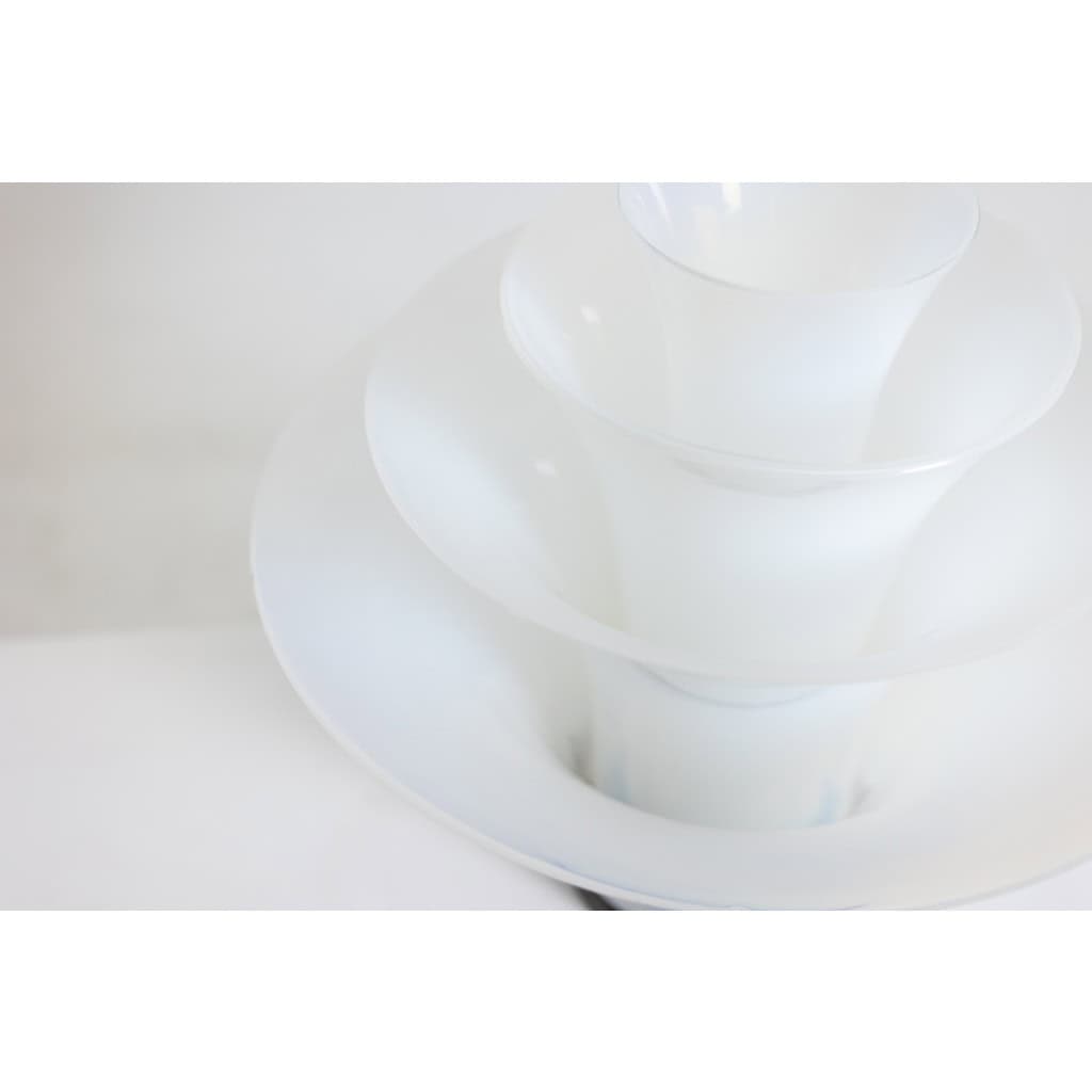 Lampe « pétales » en verre opalescent blanc et bleuté. 21e siècle.LS6409759B 7