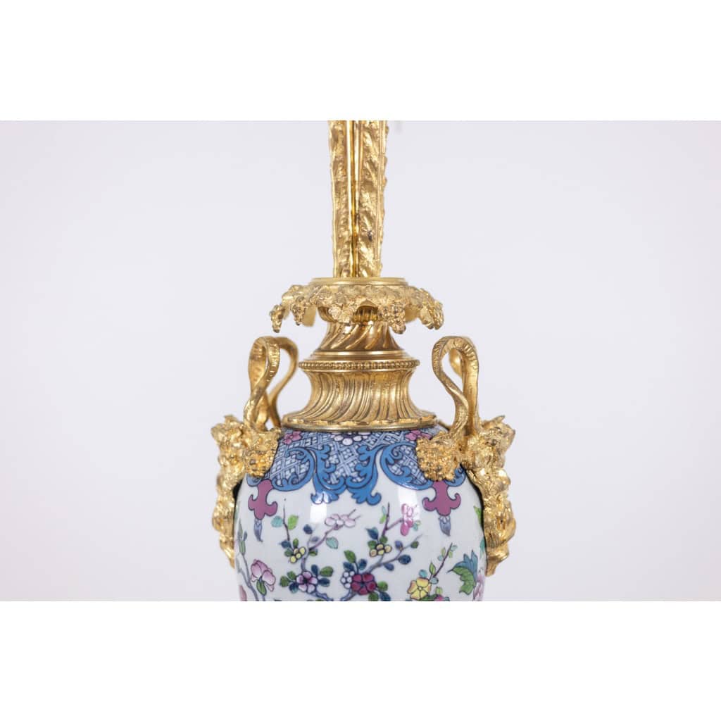 Paire de lampes en porcelaine à décor de satyres en bronze. Circa 1880. LS62101239P 7