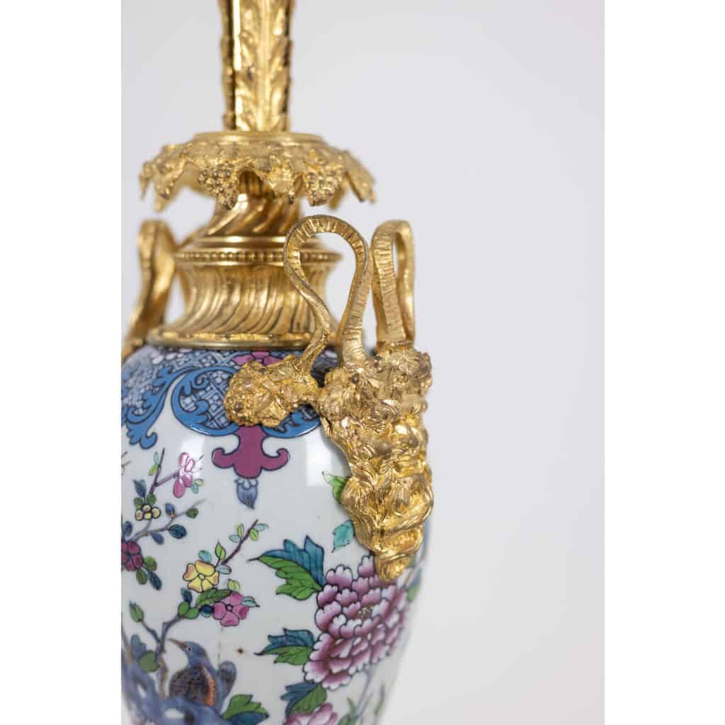 Paire de lampes en porcelaine à décor de satyres en bronze. Circa 1880. LS62101239P 10