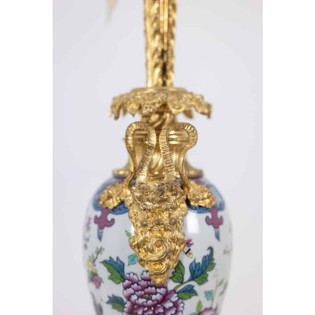 Paire de lampes en porcelaine à décor de satyres en bronze. Circa 1880. LS62101239P 11