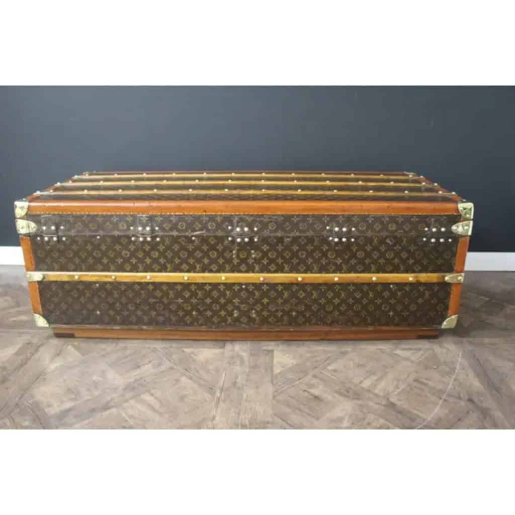 Grande malle Louis Vuitton cabine de 130 cm datant des années 1920-1930 11