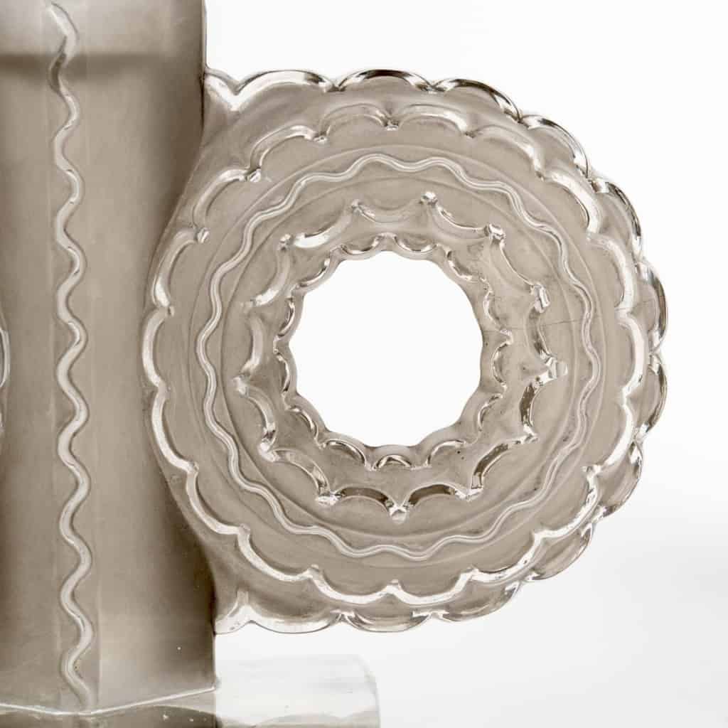 1944 René Lalique – Paire De Bougeoirs Art Deco Cluny Verre Blanc Patiné Gris 8