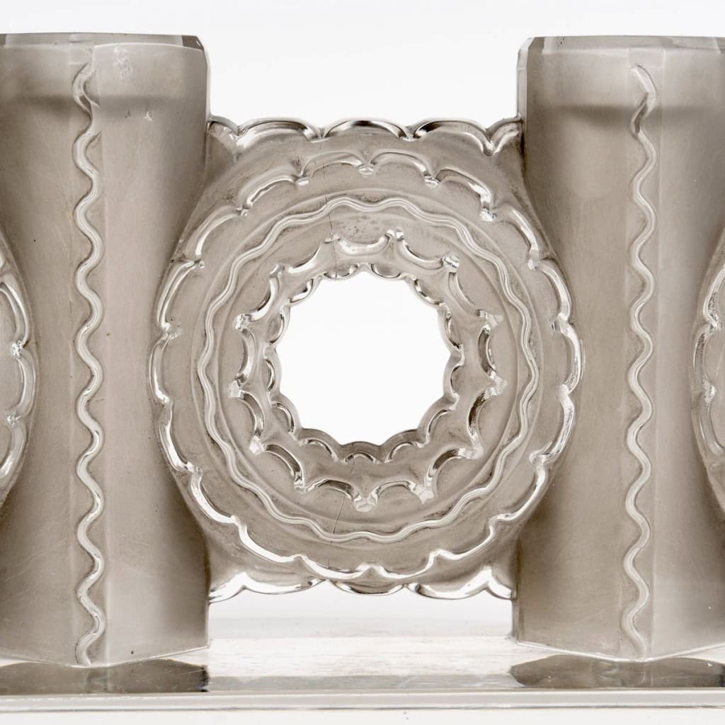 1944 René Lalique – Paire De Bougeoirs Art Deco Cluny Verre Blanc Patiné Gris 9