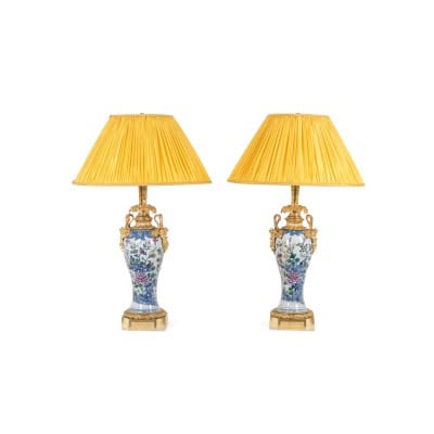 Paire de lampes en porcelaine à décor de satyres en bronze. Circa 1880. LS62101239P