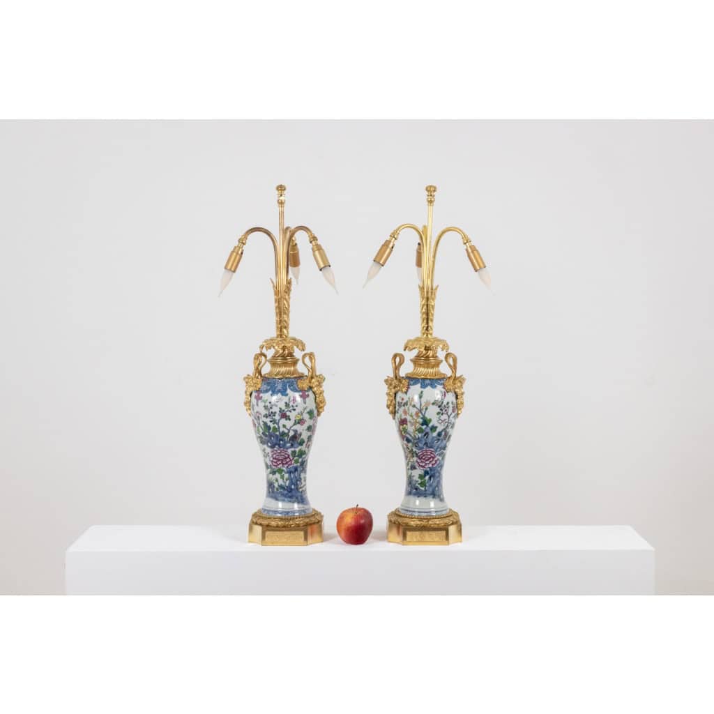 Paire de lampes en porcelaine à décor de satyres en bronze. Circa 1880. LS62101239P 4