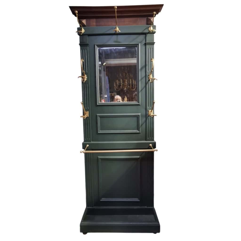 Vestiaire en placage de noyer peint en vert. 9