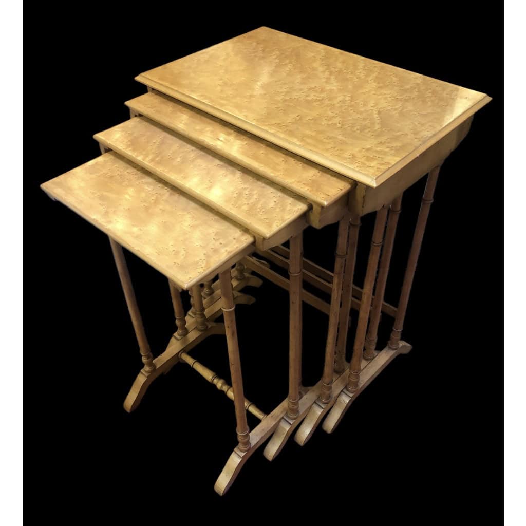 Tables gigognes (4) en érable moucheté. 3
