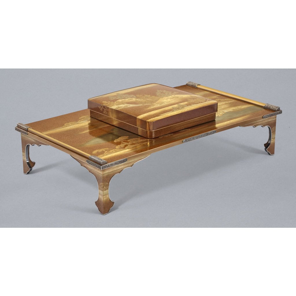 Exceptional Japanese set of a writing table and its writing desk in gold lacquer. 3