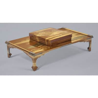 Exceptionnel ensemble japonais d’une table à écrire et de son écritoire en laque d’or.
