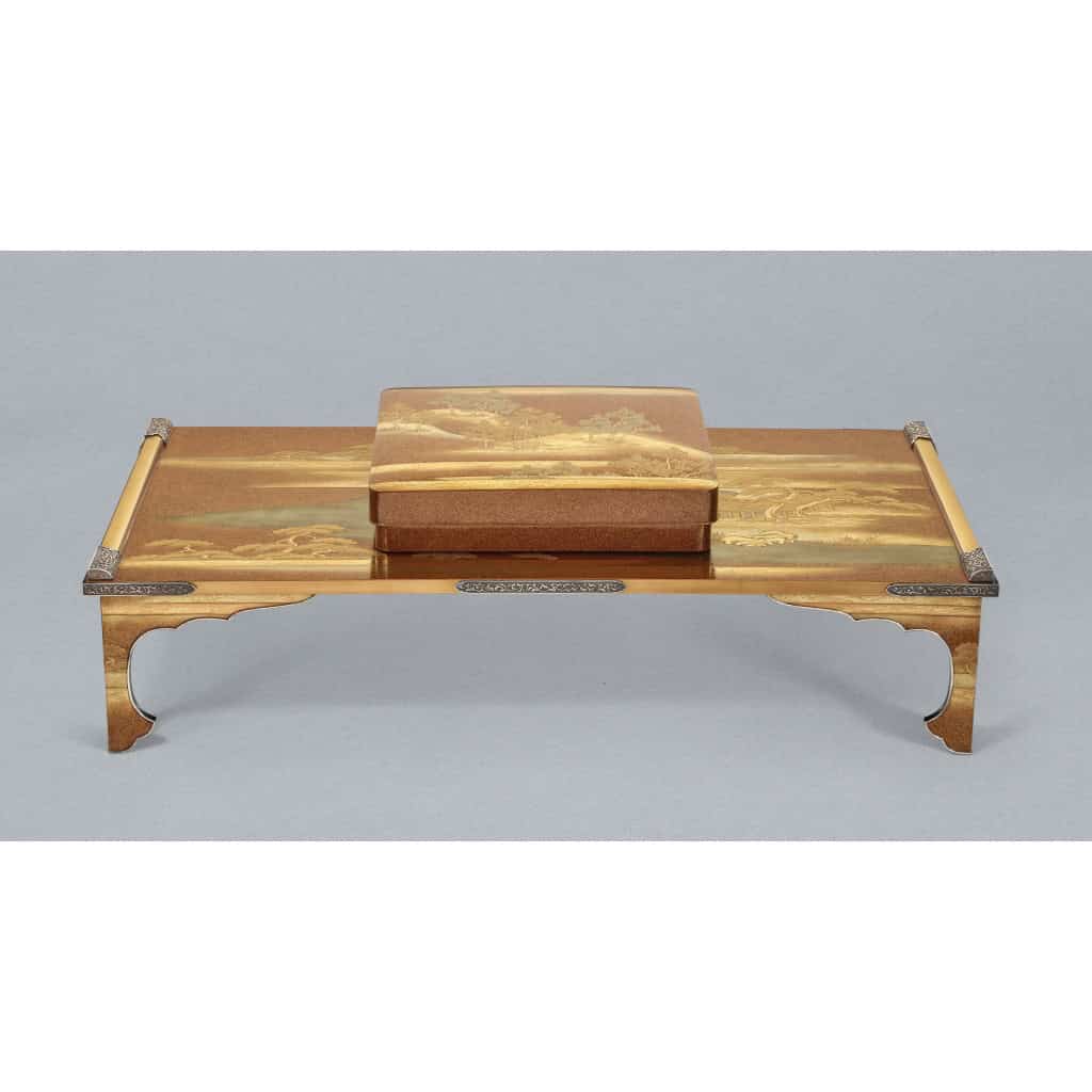 Exceptional Japanese set of a writing table and its writing desk in gold lacquer. 4