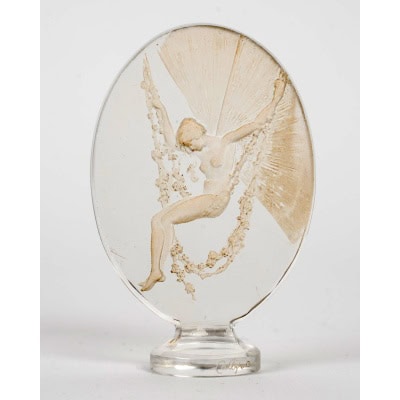 1919 René Lalique – Cachet Figurine Se Balançant Verre Blanc Patiné Sépia