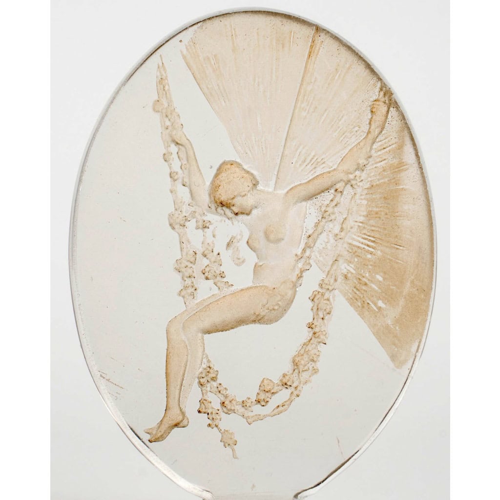1919 René Lalique – Cachet Figurine Se Balançant Verre Blanc Patiné Sépia 5