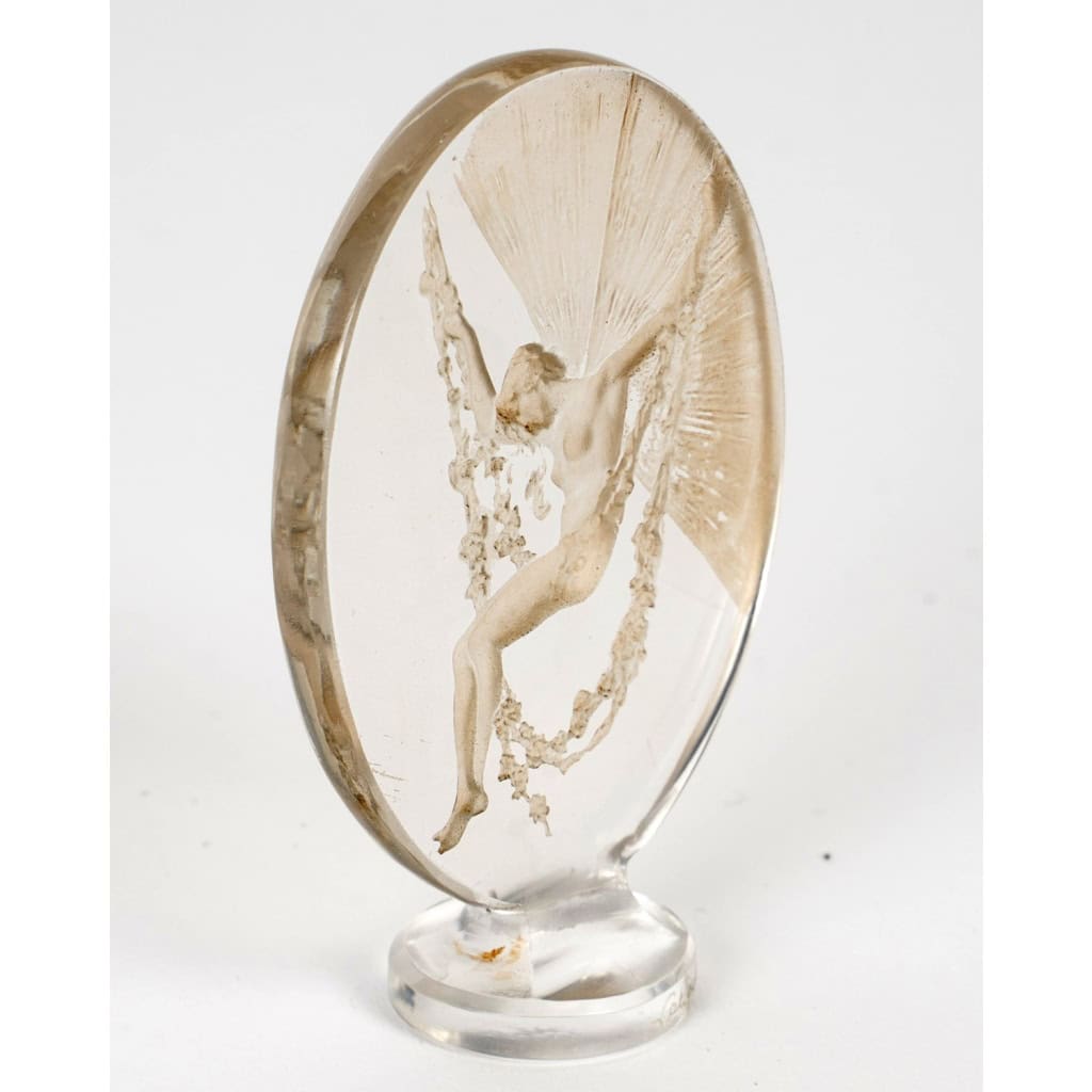 1919 René Lalique – Cachet Figurine Se Balançant Verre Blanc Patiné Sépia 4