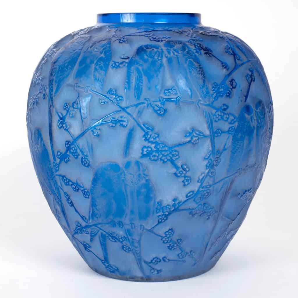 1919 René Lalique – Vase Perruches Verre Bleu Electrique Patiné Blanc 4