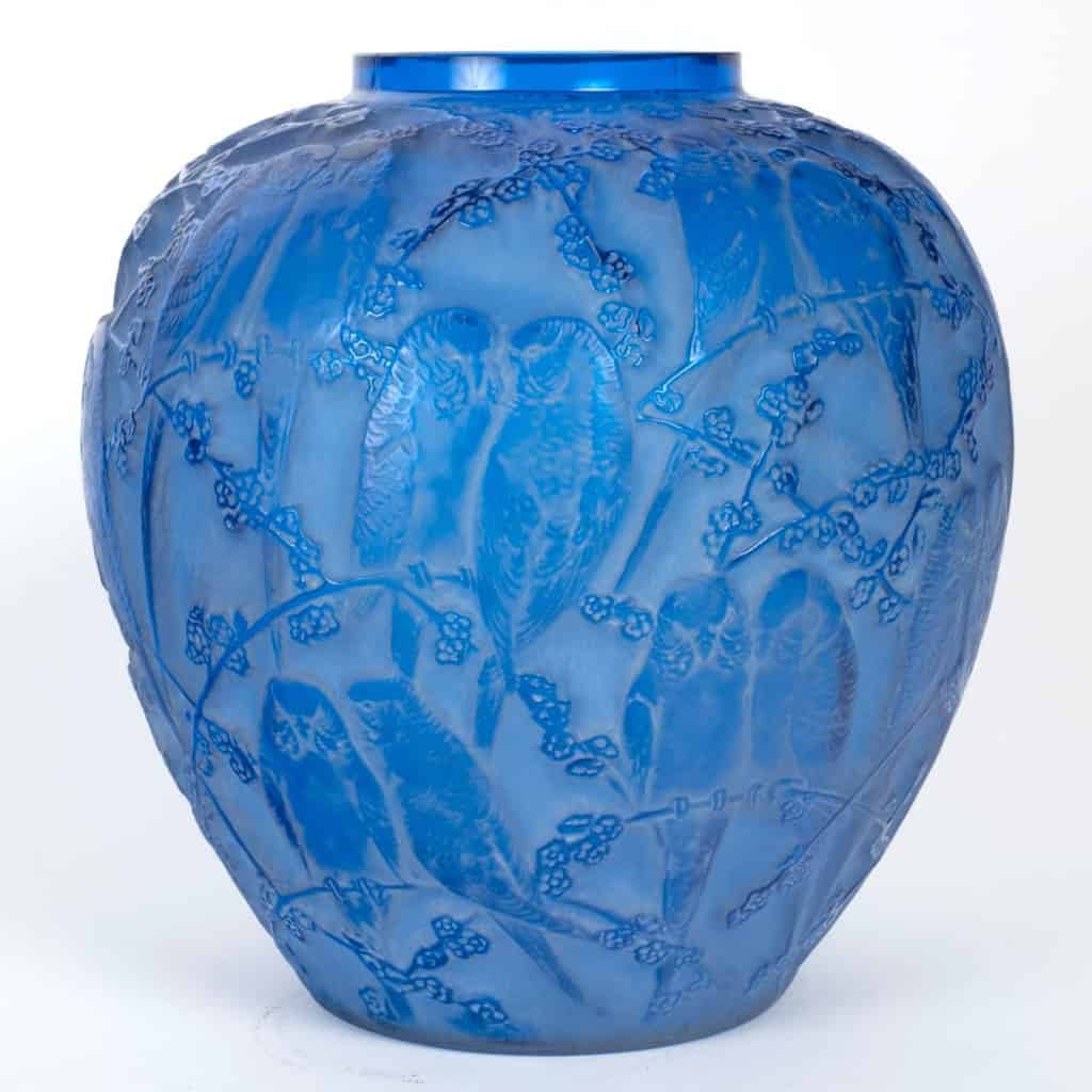 1919 René Lalique – Vase Perruches Verre Bleu Electrique Patiné Blanc 3