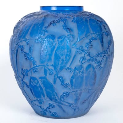 1919 René Lalique – Vase Perruches Verre Bleu Electrique Patiné Blanc