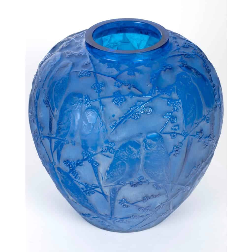 1919 René Lalique – Vase Perruches Verre Bleu Electrique Patiné Blanc 5