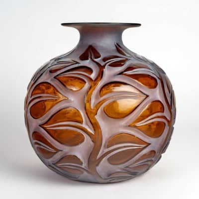 1926 René Lalique – Vase Sophora Verre Rouge Ambré Patiné Blanc