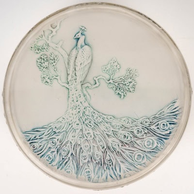 1910 René Lalique – Boîte Paon Verre Blanc Patiné Bleu