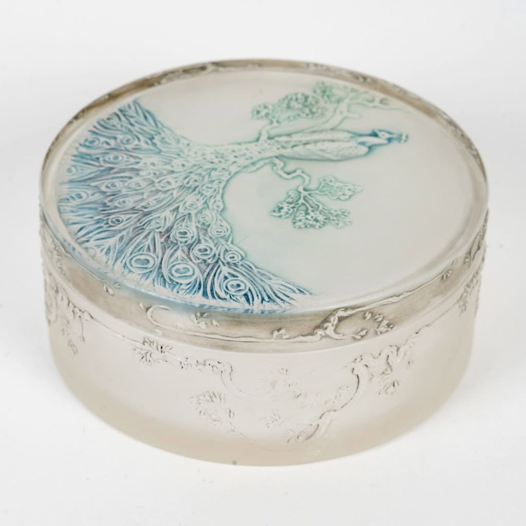 1910 René Lalique – Boîte Paon Verre Blanc Patiné Bleu 4