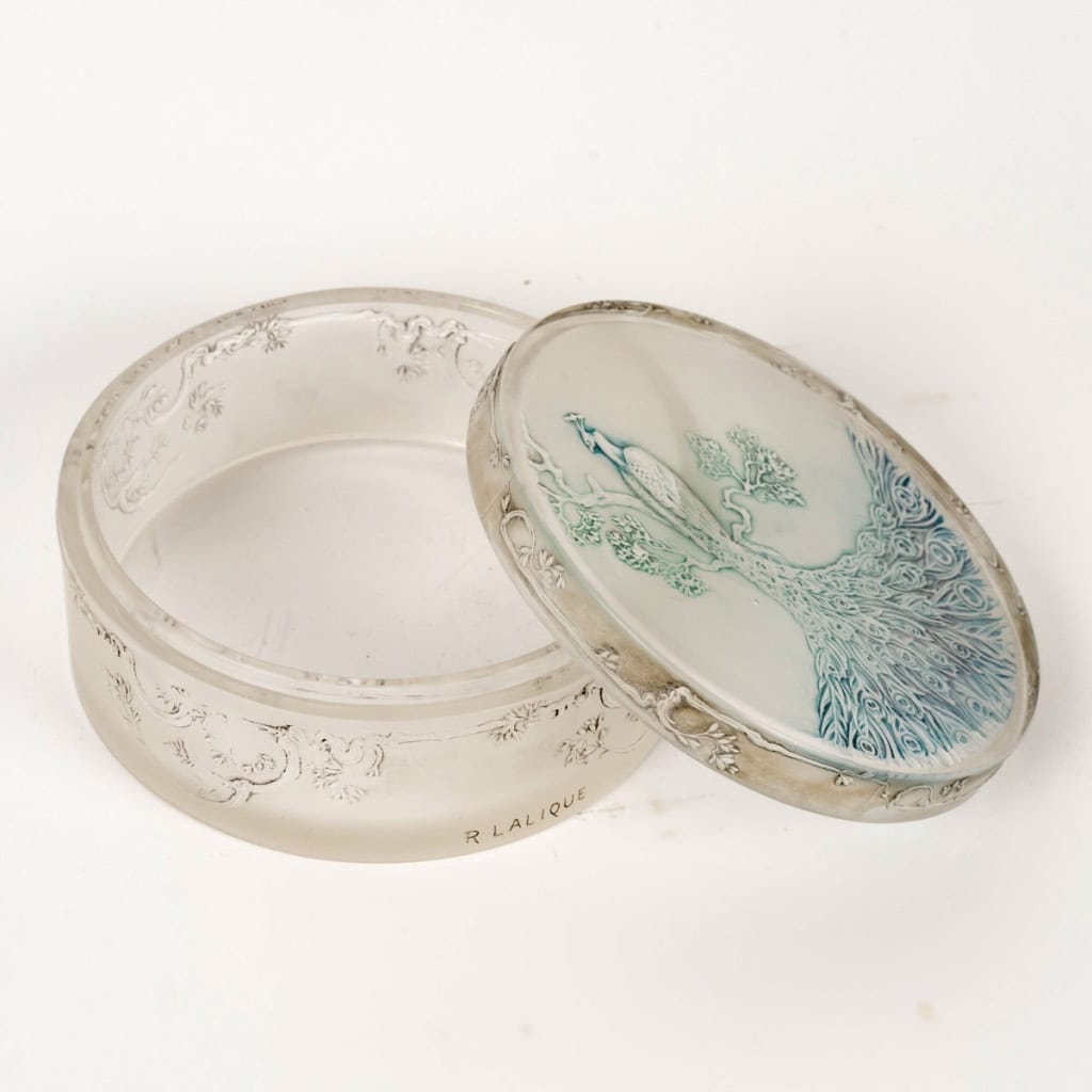 1910 René Lalique – Boîte Paon Verre Blanc Patiné Bleu 5