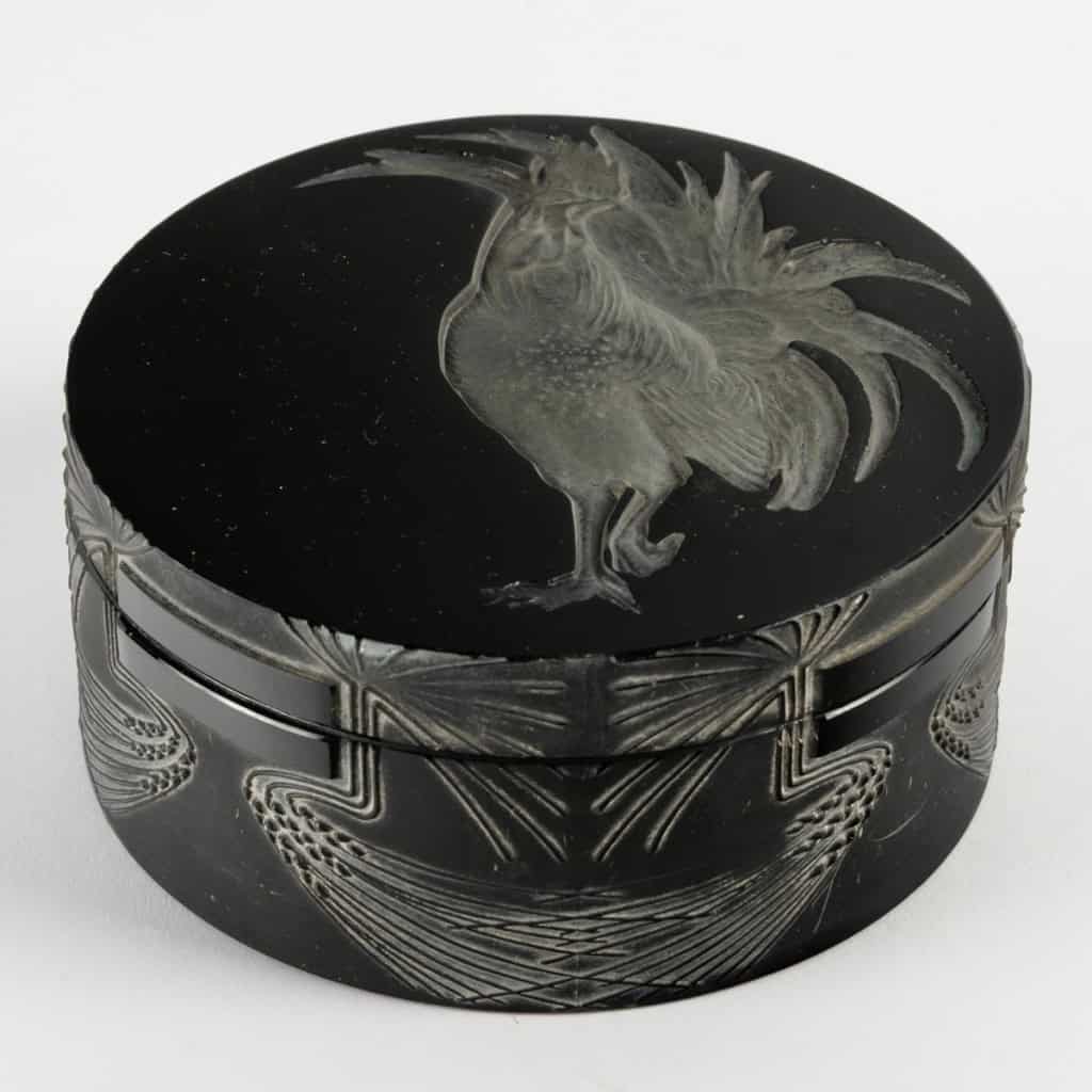 1910 René Lalique – Boîte Coq Verre Noir Patiné Blanc 3