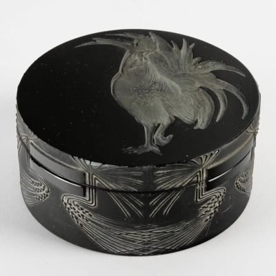1910 René Lalique – Boîte Coq Verre Noir Patiné Blanc