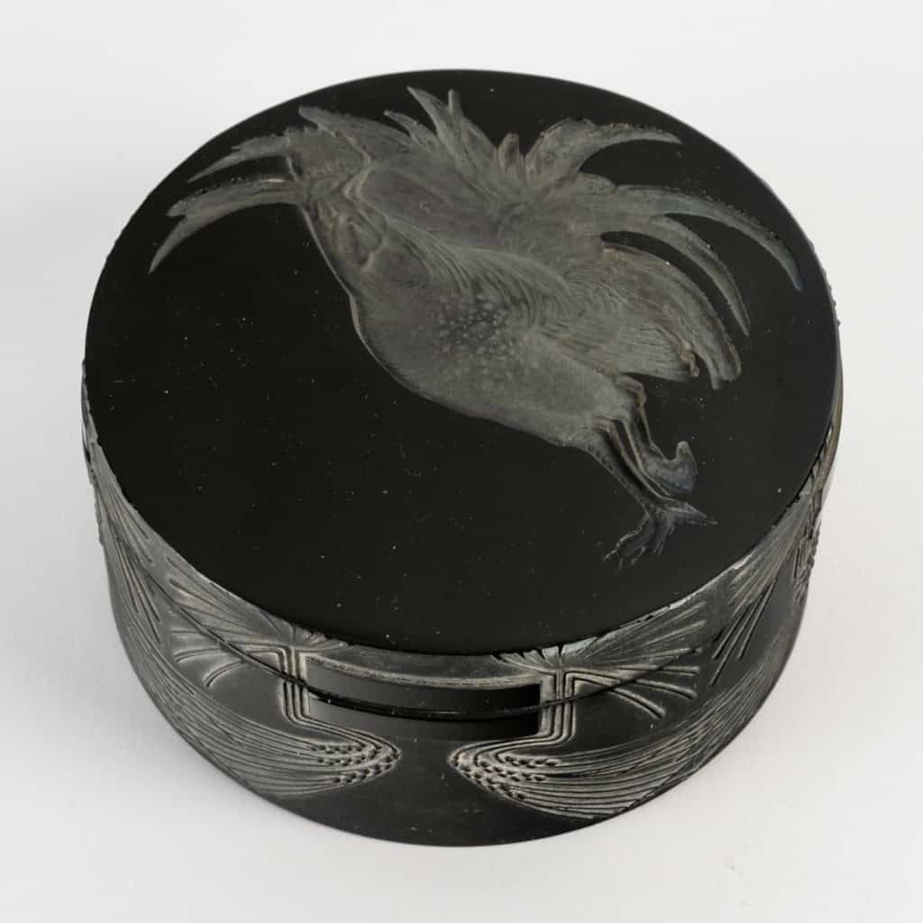 1910 René Lalique – Boîte Coq Verre Noir Patiné Blanc 4