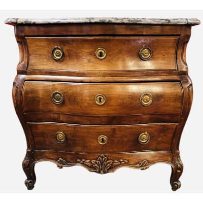 Commode 18è de port en bois naturel ouvrant à trois tiroirs reposant sur des pieds galbés Dessus de marbre