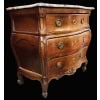 Commode 18è de port en bois naturel ouvrant à trois tiroirs reposant sur des pieds galbés Dessus de marbre 19