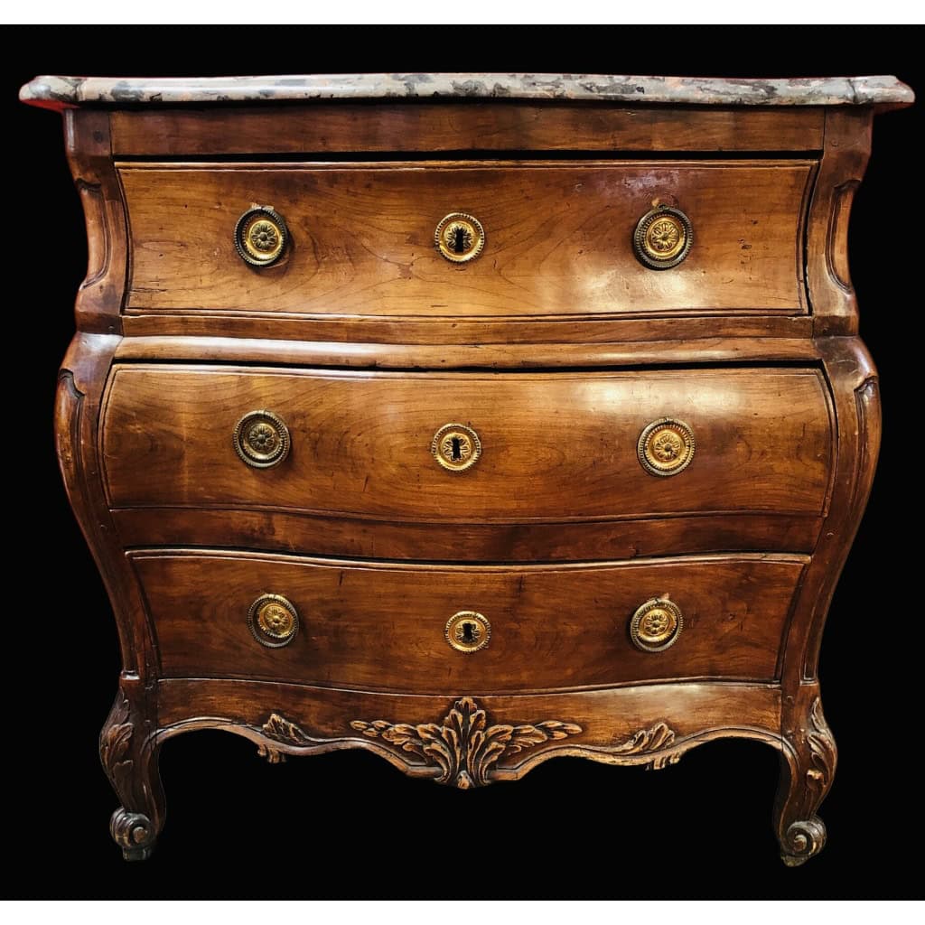 Commode 18è de port en bois naturel ouvrant à trois tiroirs reposant sur des pieds galbés Dessus de marbre 12