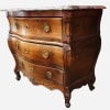 Commode 18è de port en bois naturel ouvrant à trois tiroirs reposant sur des pieds galbés Dessus de marbre 28