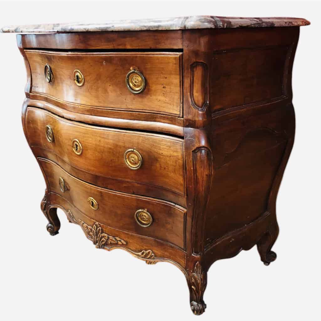 Commode 18è de port en bois naturel ouvrant à trois tiroirs reposant sur des pieds galbés Dessus de marbre 15