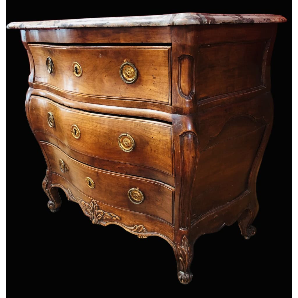 Commode 18è de port en bois naturel ouvrant à trois tiroirs reposant sur des pieds galbés Dessus de marbre 10