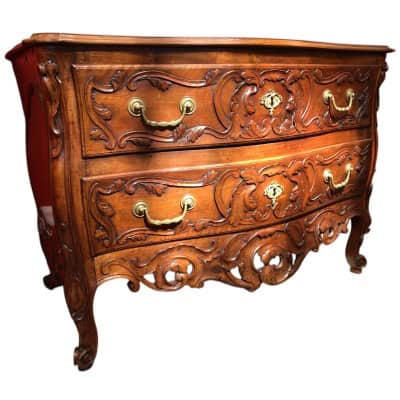 Commode Nîmoise 18è Siècle Façade Galbée Côtés Mouvementés Noyer Ouvrant Par Deux Tiroirs