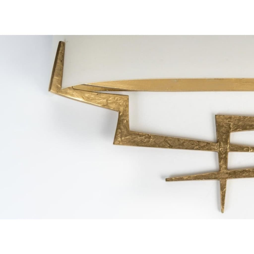 1970 Paire d’appliques murales en fer forgé martelé et opaline par Maison Roche 7