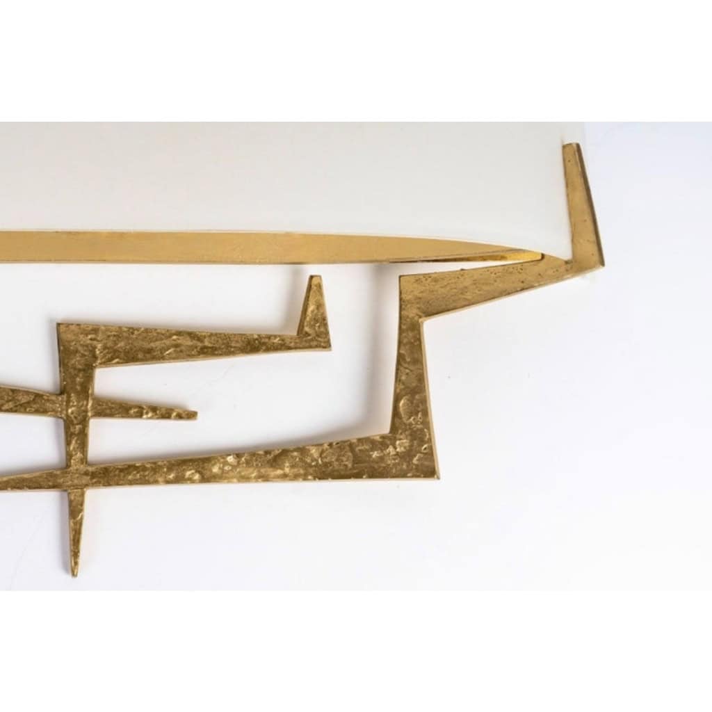 1970 Paire d’appliques murales en fer forgé martelé et opaline par Maison Roche 6