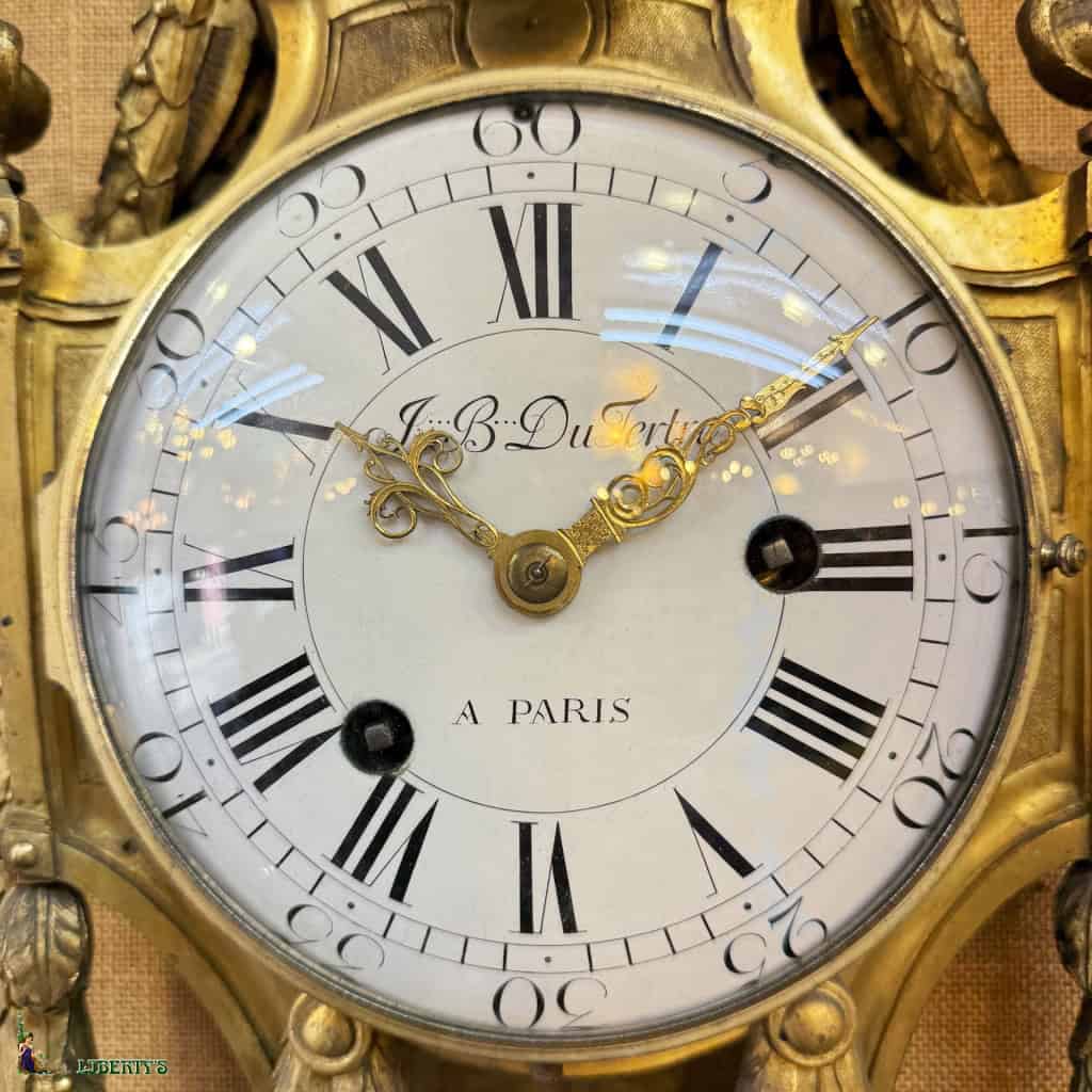 Cartel mural bronze doré au mercure, mouvement signé avec suspension à fil de soie et aiguilles ajourées, signé J.B. Dutertre à Paris, haut. 71 cm, (Mi. XVIIIe) 4