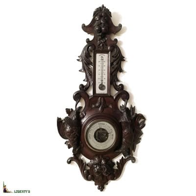 Grand thermomètre et baromètre mural sur base bois sculptè à décor cynégétique, haut. 100 cm, (Déb. XXe)