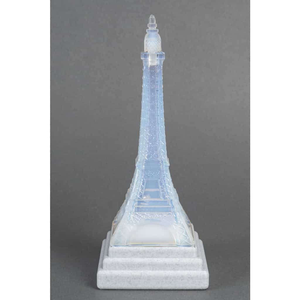 Pierre D’AVESN. (attribué à). Veilleuse Tour Eiffel Art Déco en verre opalescent. Années 30. 4