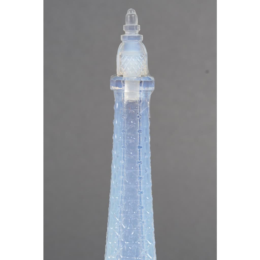 Pierre D’AVESN. (attribué à). Veilleuse Tour Eiffel Art Déco en verre opalescent. Années 30. 5
