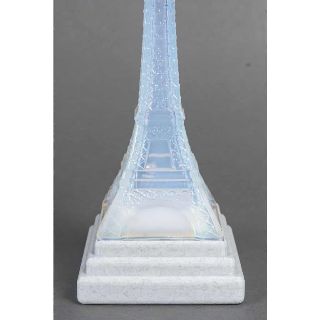 Pierre D’AVESN. (attribué à). Veilleuse Tour Eiffel Art Déco en verre opalescent. Années 30. 6
