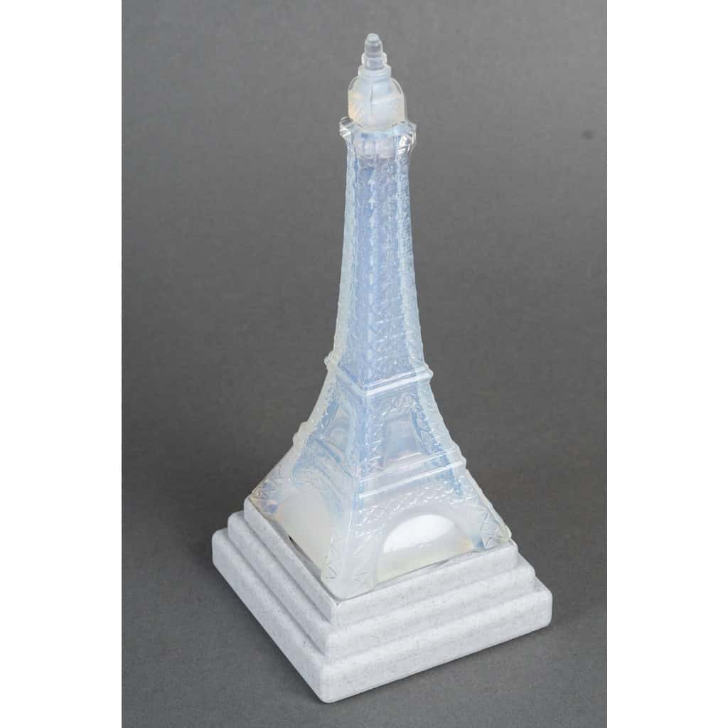Pierre D’AVESN. (attribué à). Veilleuse Tour Eiffel Art Déco en verre opalescent. Années 30. 7