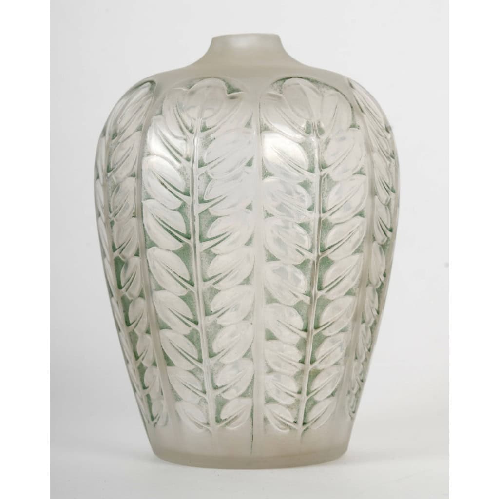 1924 René Lalique – Vase Tournai Verre Blanc Patiné Vert 3