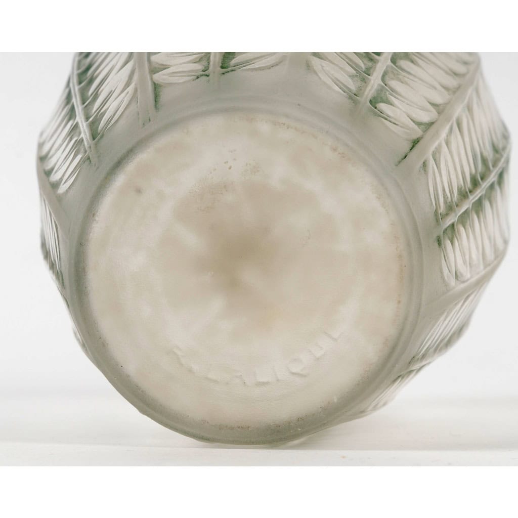 1924 René Lalique – Vase Tournai Verre Blanc Patiné Vert 6